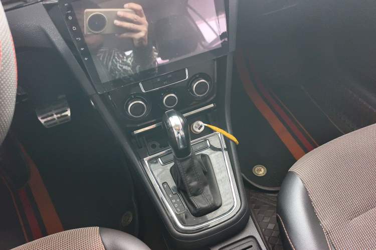 Used Volkswagen C-TREK 2018 1.5L Automatic Comfort Model Gear Lever
