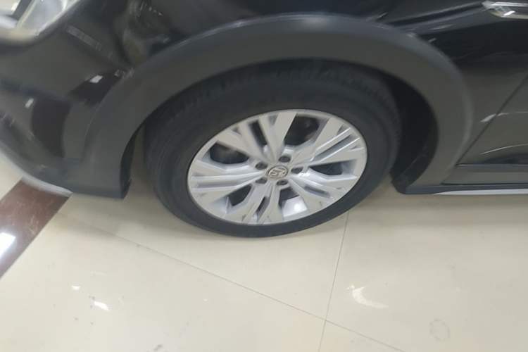 Used Volkswagen C-TREK 2018 1.5L Automatic Comfort Model Left Front Wheel Hub