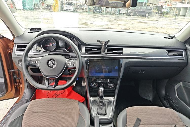 Used Volkswagen C-TREK 2018 1.5L Automatic Comfort Model Center Console
