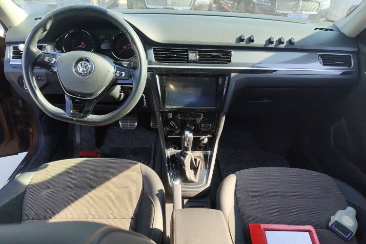 Used Volkswagen C-TREK 2018 1.5L Automatic Comfort Model Center Console