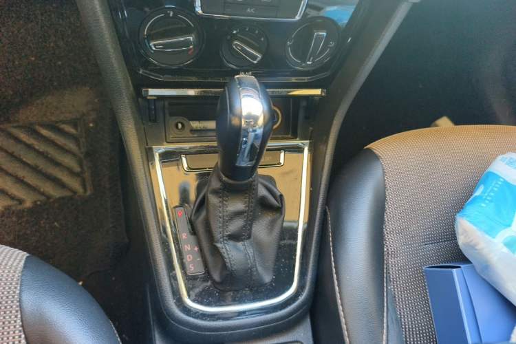 Used Volkswagen C-TREK 2018 1.5L Automatic Comfort Model Gear Lever
