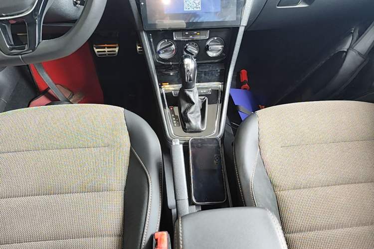 Used Volkswagen C-TREK 2018 1.5L Automatic Comfort Model Gear Lever