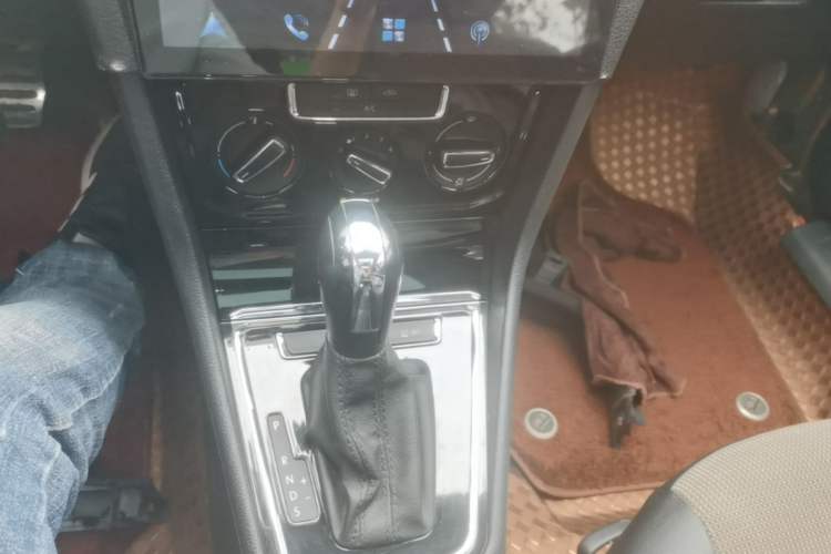 Used Volkswagen C-TREK 2018 1.5L Automatic Comfort Model Gear Lever