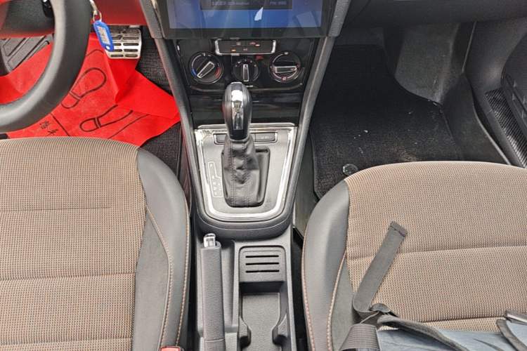Used Volkswagen C-TREK 2018 1.5L Automatic Comfort Model Gear Lever