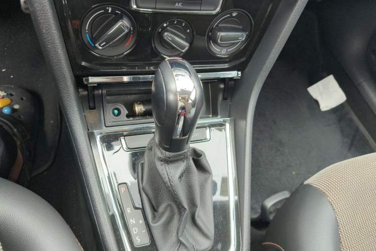 Used Volkswagen C-TREK 2018 1.5L Automatic Comfort Model Gear Lever