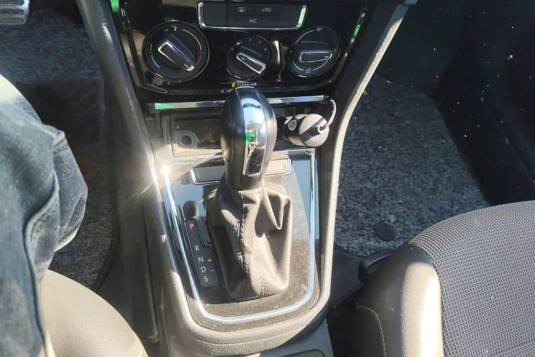 Used Volkswagen C-TREK 2018 1.5L Automatic Comfort Model Gear Lever