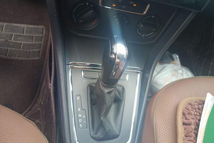 Used Volkswagen C-TREK 2018 1.5L Automatic Fashion Model Gear Lever