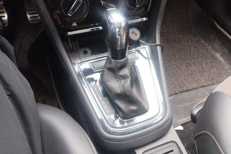 Used Volkswagen C-TREK 2018 230TSI DSG Comfort Model Gear Lever