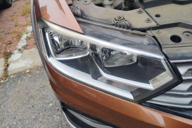 Used Volkswagen C-TREK 2018 230TSI DSG Comfort Model Right Front Headlight