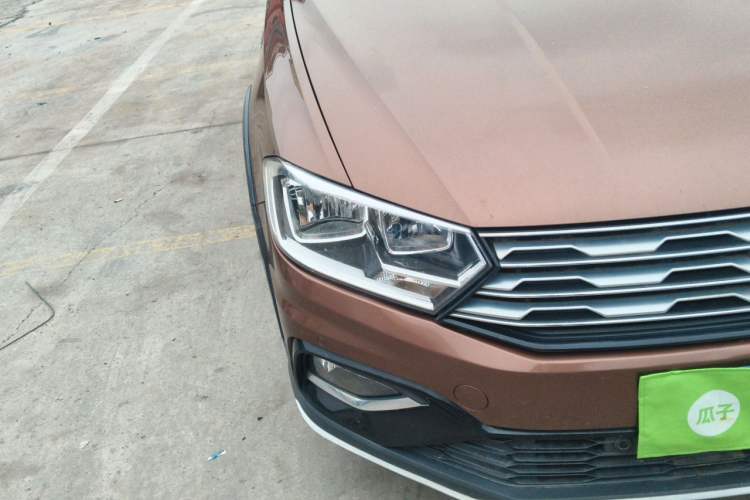 Used Volkswagen C-TREK 2018 230TSI DSG Luxury Version Right Front Headlight