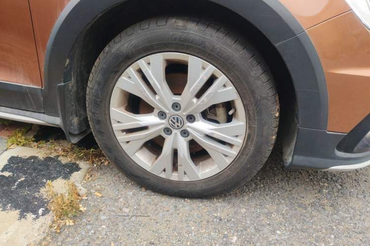 Used Volkswagen C-TREK 2018 230TSI DSG Comfort Model Right Front Wheel Hub