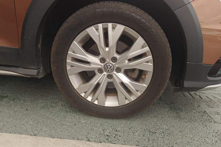 Used Volkswagen C-TREK 2018 1.5L Automatic Comfort Model Right Front Wheel Hub