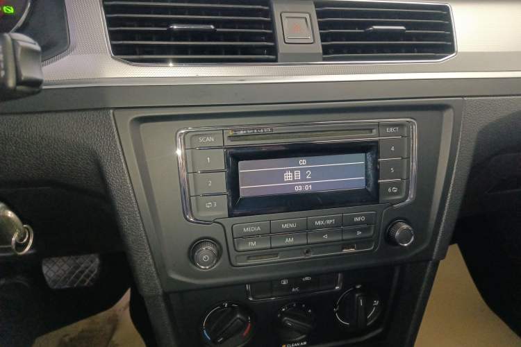 Used Volkswagen C-TREK 2018 1.5L Automatic Fashion Model Audio And AC Panel