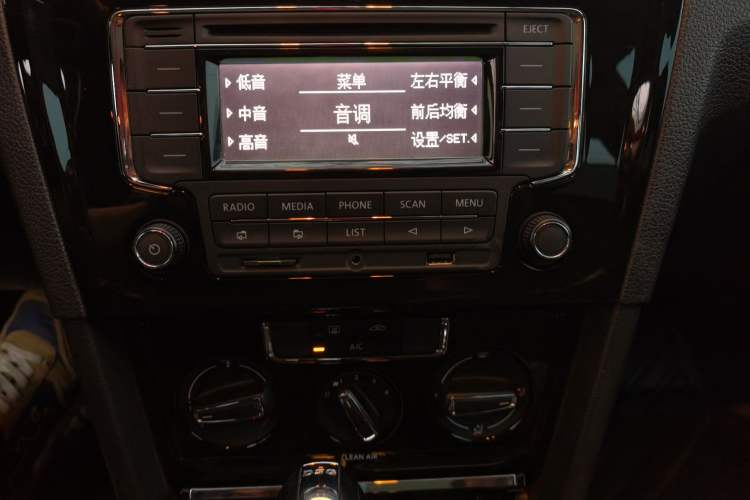 Used Volkswagen C-TREK 2018 230TSI DSG Comfort Model Audio And AC Panel