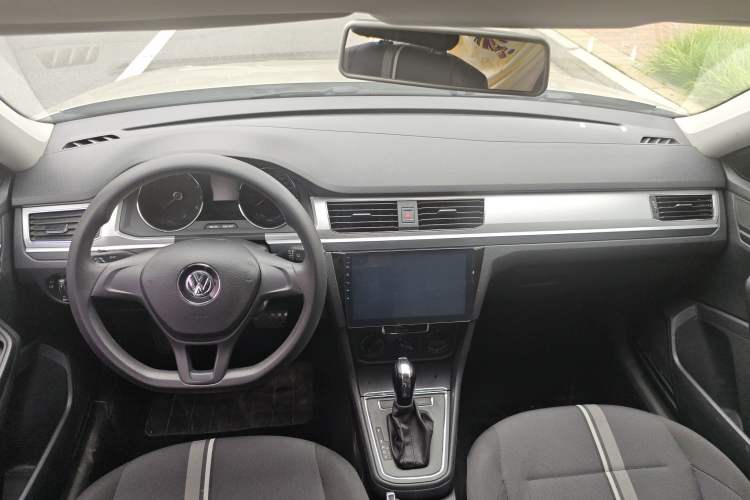 Used Volkswagen C-TREK 2018 1.5L Automatic Fashion Model Center Console