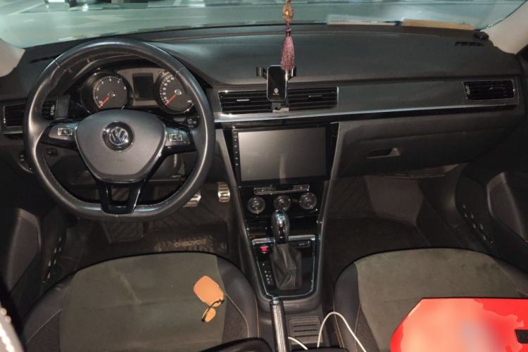 Used Volkswagen C-TREK 2018 1.5L Automatic Luxury Edition Center Console