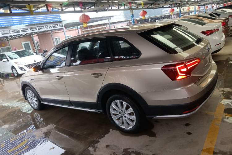 Used Volkswagen C-TREK 2018 1.5L Automatic Fashion Model Exterior 3