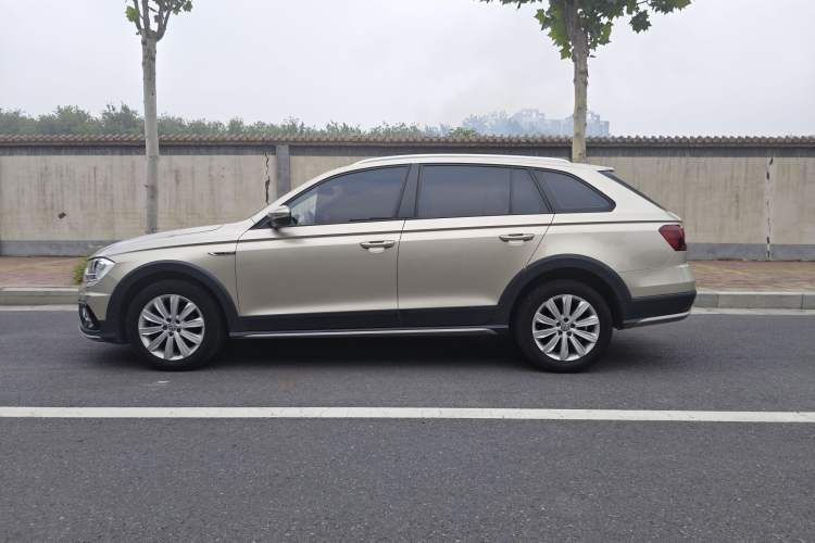 Used Volkswagen C-TREK 2018 1.5L Automatic Fashion Model Exterior 3