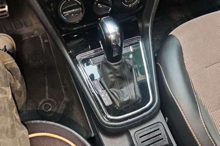 Used Volkswagen C-TREK 2018 1.5L Automatic Comfort Model Gear Lever