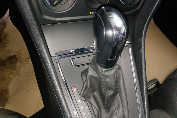 Used Volkswagen C-TREK 2018 1.5L Automatic Fashion Model Gear Lever