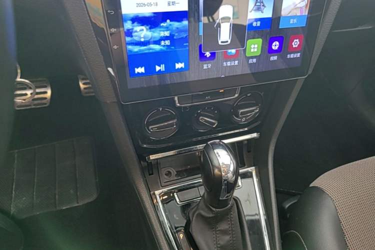 Used Volkswagen C-TREK 2018 1.5L Automatic Comfort Model Gear Lever