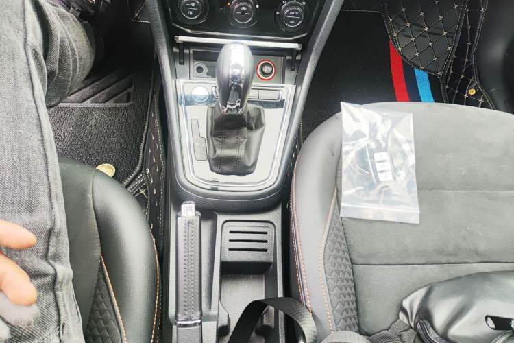 Used Volkswagen C-TREK 2018 230TSI DSG Luxury Version Gear Lever