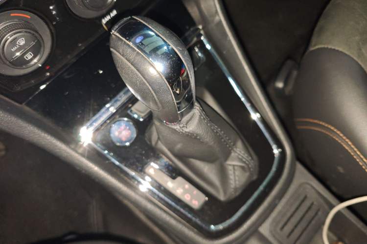 Used Volkswagen C-TREK 2018 1.5L Automatic Luxury Edition Gear Lever