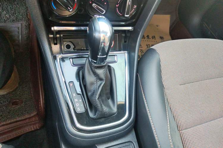 Used Volkswagen C-TREK 2018 230TSI DSG Comfort Model Gear Lever