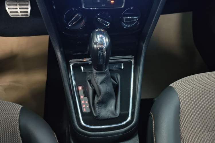 Used Volkswagen C-TREK 2018 230TSI DSG Comfort Model Gear Lever