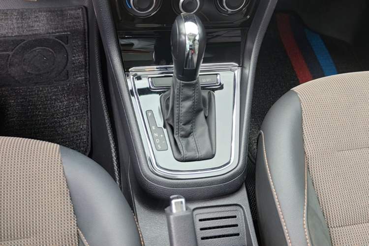 Used Volkswagen C-TREK 2018 1.5L Automatic Comfort Model Gear Lever