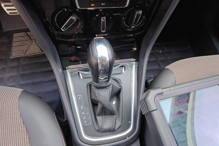 Used Volkswagen C-TREK 2018 1.5L Automatic Comfort Model Gear Lever
