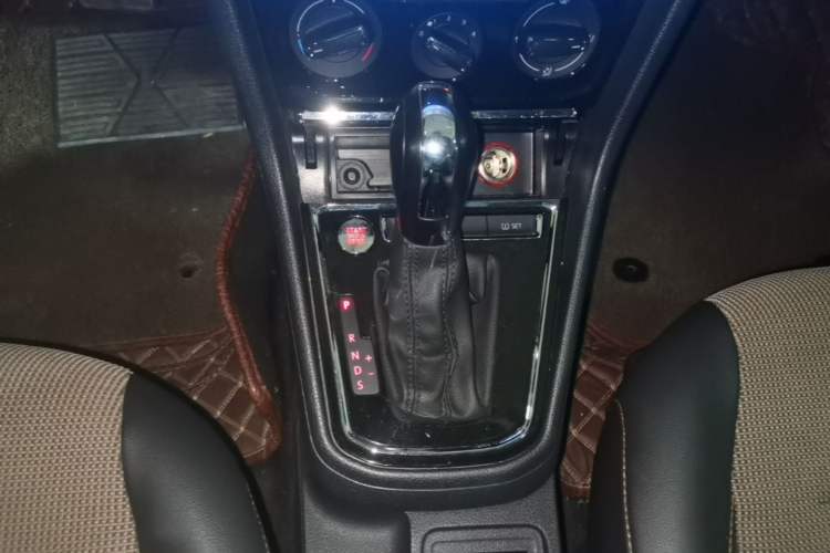 Used Volkswagen C-TREK 2018 1.5L Automatic Comfort Model Gear Lever