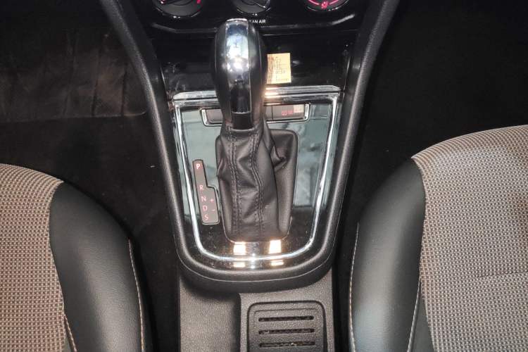 Used Volkswagen C-TREK 2018 1.5L Automatic Comfort Model Gear Lever