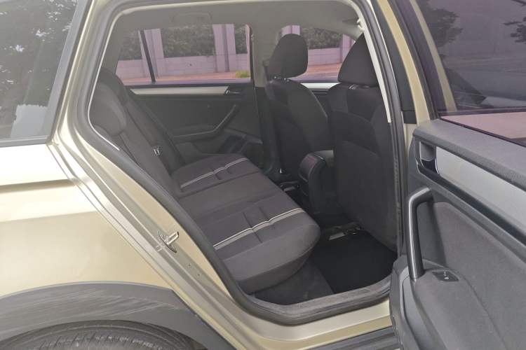 Used Volkswagen C-TREK 2018 1.5L Automatic Fashion Model Interior 4