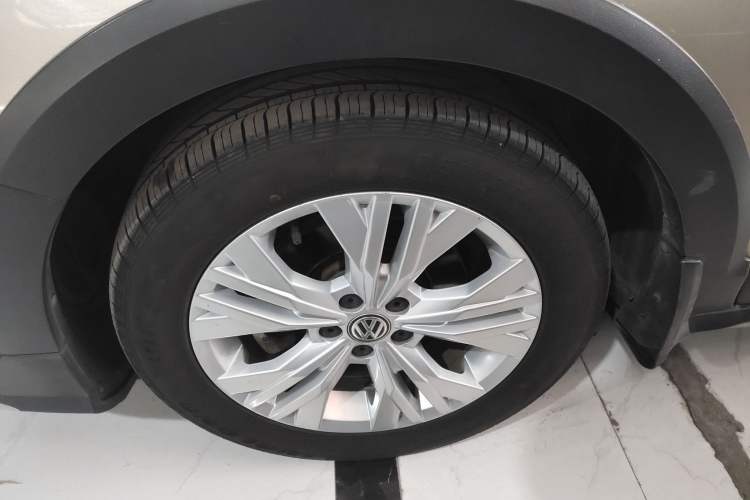 Used Volkswagen C-TREK 2018 1.5L Automatic Comfort Model Left Front Wheel Hub
