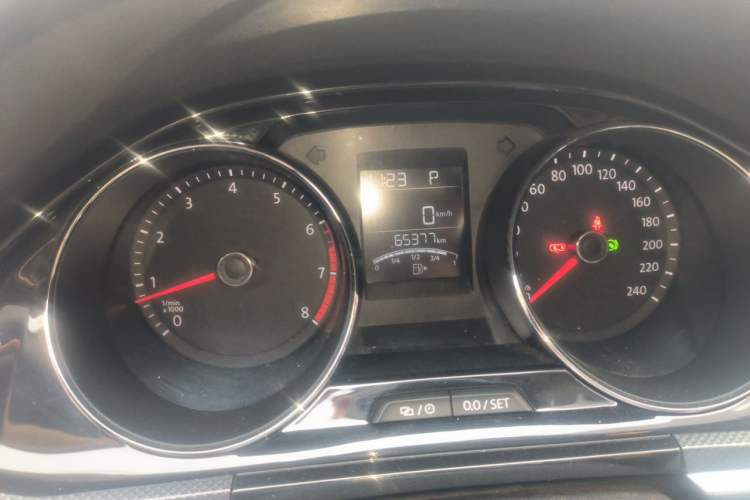 Used Volkswagen C-TREK 2018 230TSI DSG Comfort Model Odometer Close Up