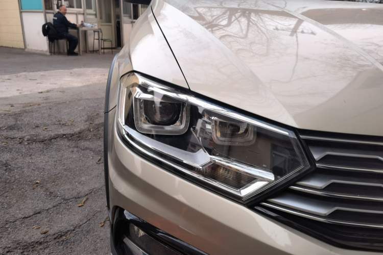 Used Volkswagen C-TREK 2018 230TSI DSG Comfort Model Right Front Headlight