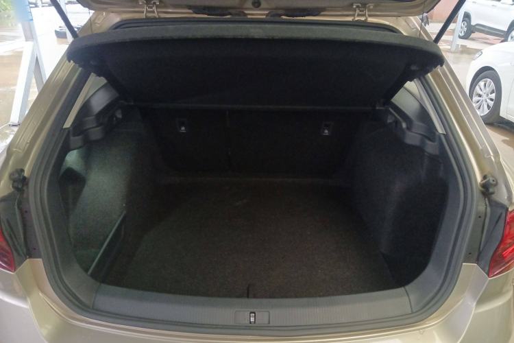 Used Volkswagen C-TREK 2018 1.5L Automatic Fashion Model Trunk