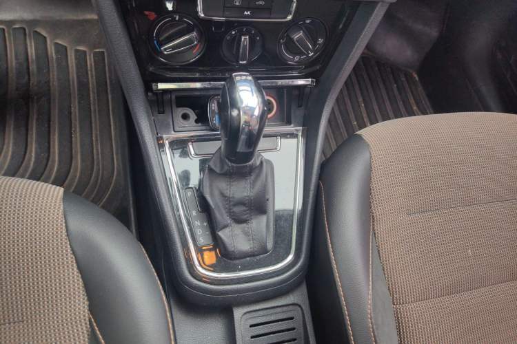 Used Volkswagen C-TREK 2018 230TSI DSG Comfort Model Gear Lever