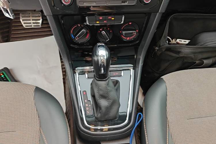 Used Volkswagen C-TREK 2018 230TSI DSG Comfort Model Gear Lever