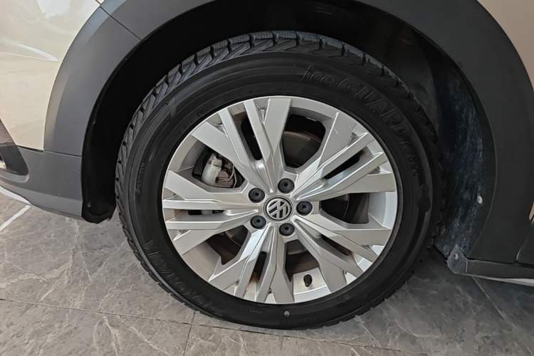 Used Volkswagen C-TREK 2018 230TSI DSG Comfort Model Left Front Wheel Hub
