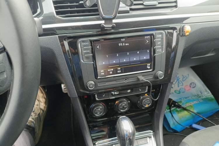 Used Volkswagen C-TREK 2018 1.5L Automatic Luxury Edition Audio And AC Panel