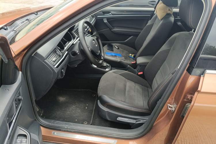 Used Volkswagen C-TREK 2018 1.5L Automatic Luxury Edition Driver Seat