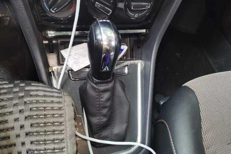 Used Volkswagen C-TREK 2018 230TSI DSG Comfort Model Gear Lever