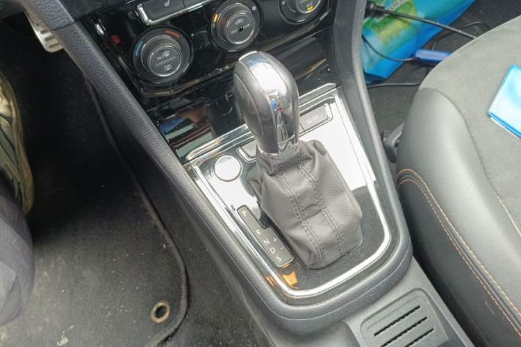 Used Volkswagen C-TREK 2018 1.5L Automatic Luxury Edition Gear Lever