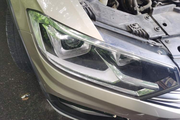 Used Volkswagen C-TREK 2018 230TSI DSG Comfort Model Right Front Headlight
