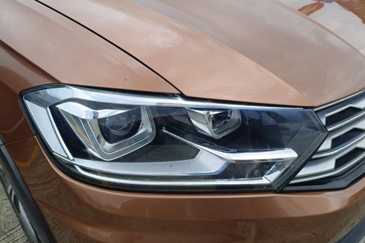 Used Volkswagen C-TREK 2018 1.5L Automatic Luxury Edition Right Front Headlight