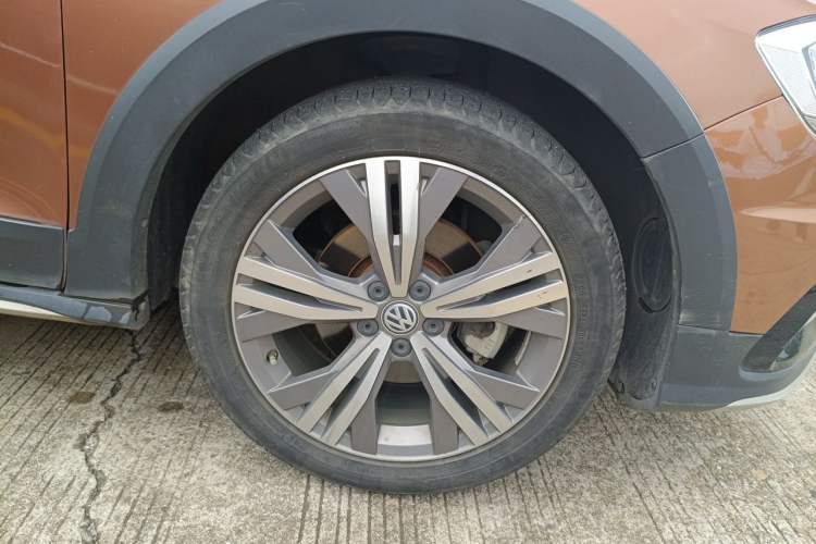 Used Volkswagen C-TREK 2018 1.5L Automatic Luxury Edition Right Front Wheel Hub