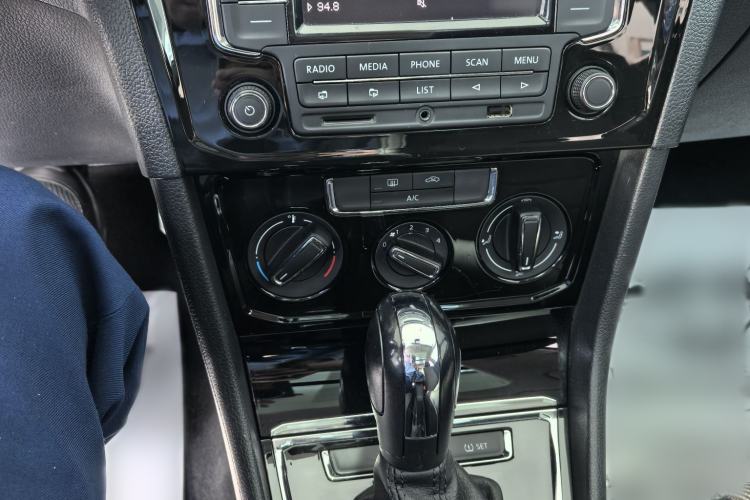 Used Volkswagen C-TREK 2018 1.5L Automatic Comfort Model Audio And AC Panel