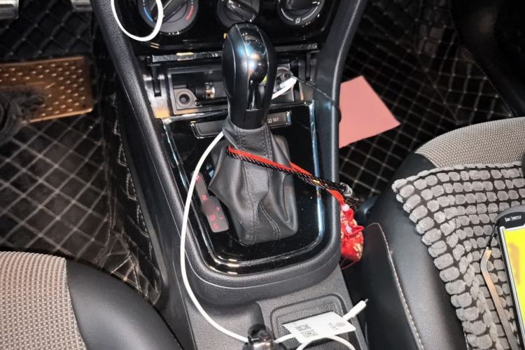Used Volkswagen C-TREK 2018 1.5L Automatic Comfort Model Gear Lever